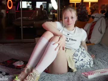 webcam girl bestblondiiecb live cam image #5932841