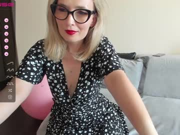 webcam girl emilymilf__ live cam image #4732437