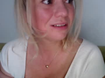 webcam girl kiradivine live cam image #1703876