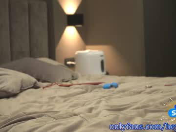 webcam girl heyhorny_cb live cam image #660323