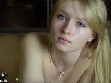 webcam girl bestblondiiecb live cam image #6808685