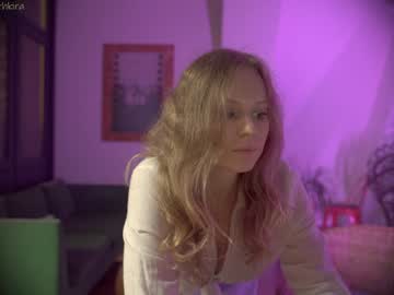 webcam girl chillwithkira live cam image #1143595