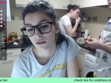 webcam couple maya_and_guests live cam image #1031989