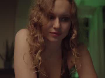 webcam girl chillwithkira live cam image #1122611
