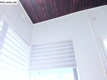webcam girl white_snow_ live cam image #379537