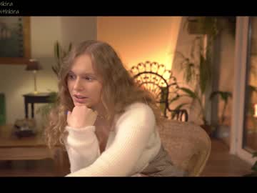 webcam girl chillwithkira live cam image #1179830