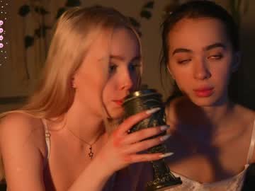 webcam girl mother__of__dragons live cam image #5747559