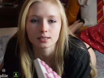 webcam girl bestblondiiecb live cam image #6111456