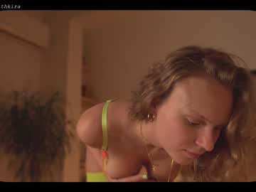 webcam girl chillwithkira live cam image #1927589