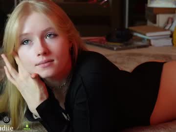 webcam girl bestblondiiecb live cam image #6341560