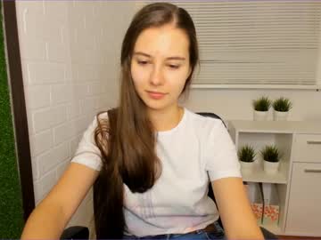 webcam girl carolineprise live cam image #709460