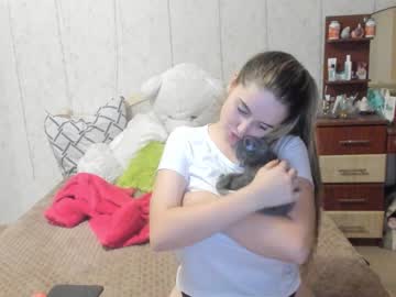 webcam girl emmika_ live cam image #2717052