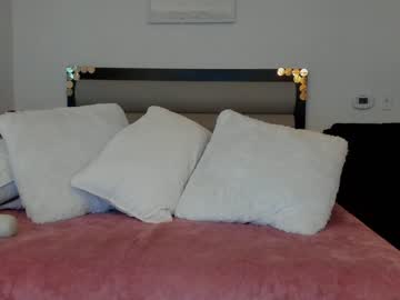 webcam girl carliescott_meow live cam image #2008186