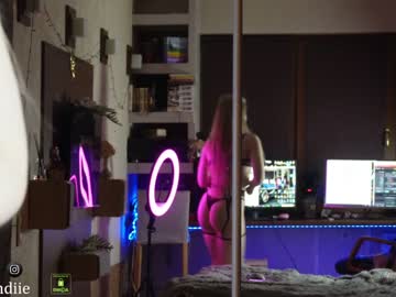 webcam girl bestblondiiecb live cam image #6018851