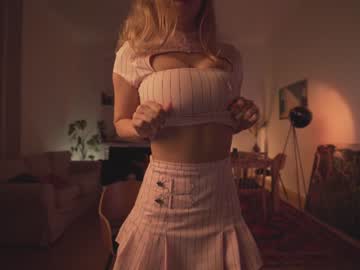 webcam girl chillwithkira live cam image #583075