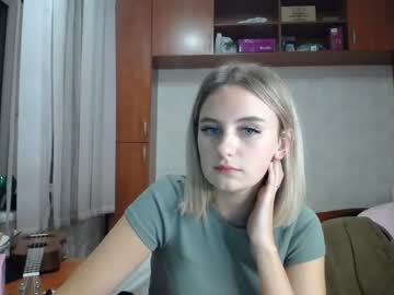 webcam girl melena_shy live cam image #210697