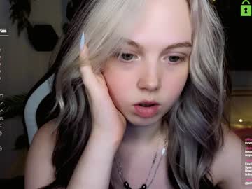 webcam girl small_blondee live cam image #4872402