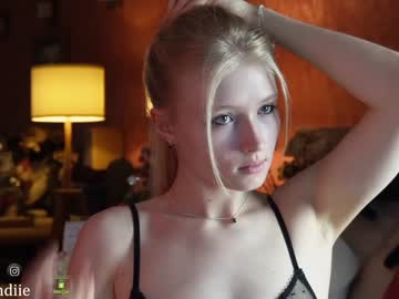webcam girl bestblondiiecb live cam image #6047854