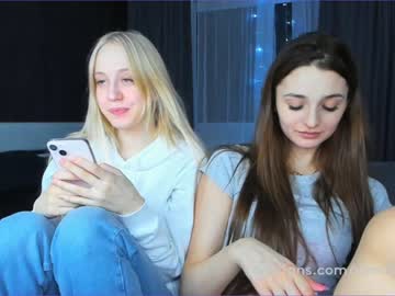 webcam girl your__voice live cam image #1077356