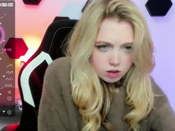 webcam girl small_blondee live cam image #4013888