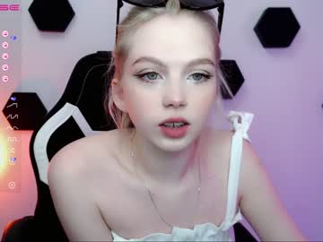 webcam girl small_blondee live cam image #4110701