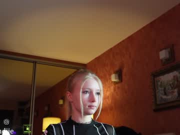 webcam girl bestblondiiecb live cam image #5947400