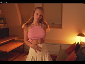 webcam girl chillwithkira live cam image #1868353