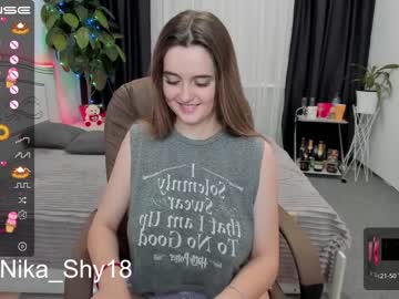 webcam girl emmika_ live cam image #3624517