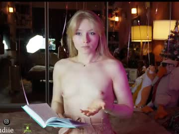 webcam girl bestblondiiecb live cam image #6375990