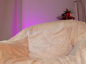 webcam girl kiss__it__better live cam image #6004352