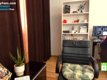 webcam girl crissnight live cam image #1937943