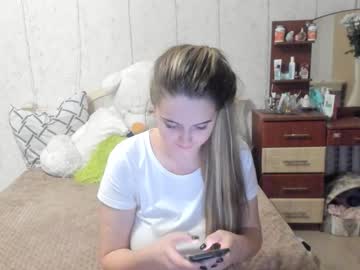 webcam girl emmika_ live cam image #2717397