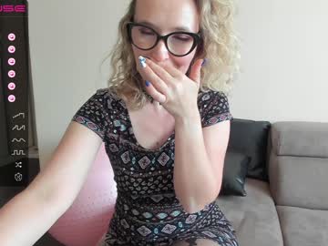 webcam girl emilymilf__ live cam image #4952206