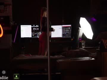 webcam girl bestblondiiecb live cam image #5946169