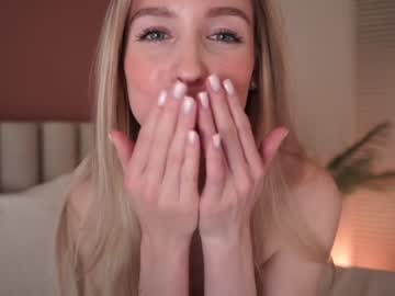 webcam girl smiling_princess live cam image #4052046