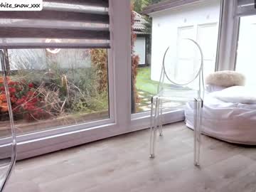 webcam girl white_snow_ live cam image #329931