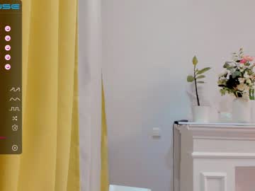 webcam girl small_blondee live cam image #2722489