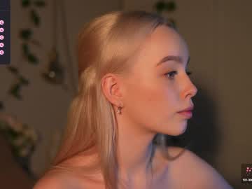 webcam girl mother__of__dragons live cam image #6386158