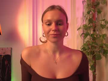 webcam girl chillwithkira live cam image #641172