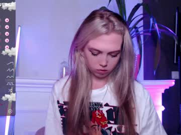 webcam girl small_blondee live cam image #2608642
