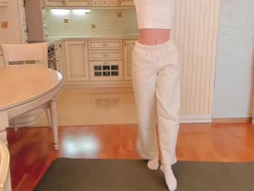 webcam girl harrieteasley live cam image #7046320