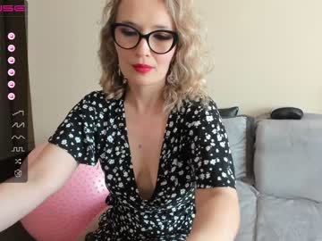 webcam girl emilymilf__ live cam image #4396145