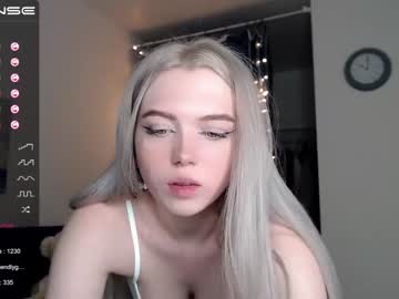 webcam girl small_blondee live cam image #1338255
