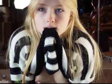 webcam girl bestblondiiecb live cam image #6384307