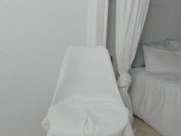 webcam girl melon_mussy live cam image #4034126