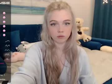 webcam girl small_blondee live cam image #1431983