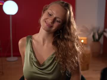webcam girl chillwithkira live cam image #4998335