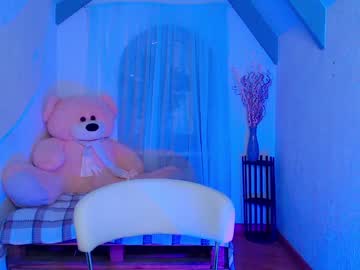 webcam girl littlee_kit1y live cam image #2734533