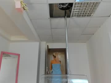 webcam girl lisaakira live cam image #1825895