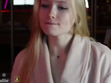 webcam girl bestblondiiecb live cam image #6032483